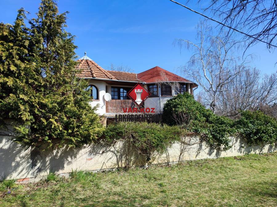 eladó családi ház, Üröm