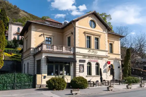 Eladó hotel, szálloda, Visegrád 20+3 szoba 820 m² 1532.6 M Ft