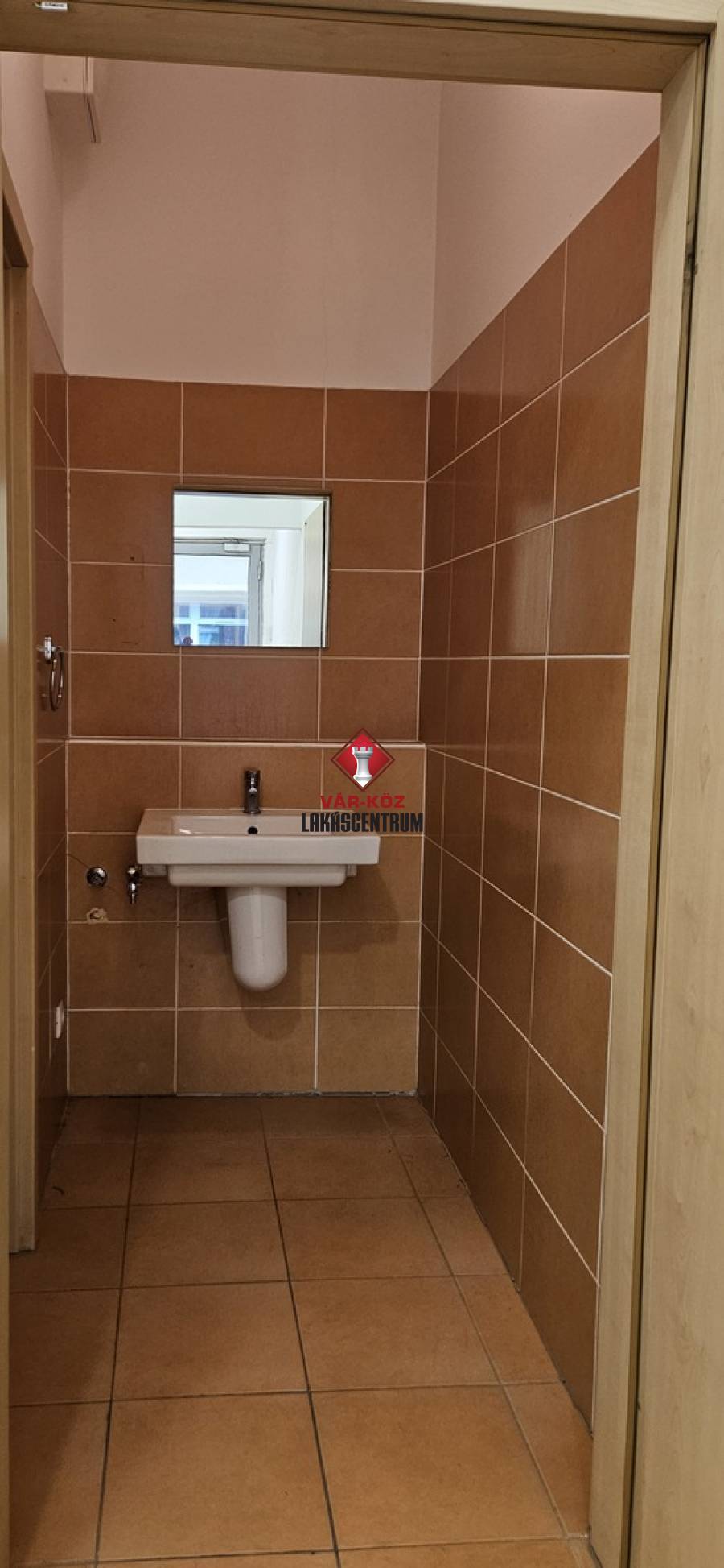 eladó újszerű iroda földszinti, utcai, Budapest, IX. kerület