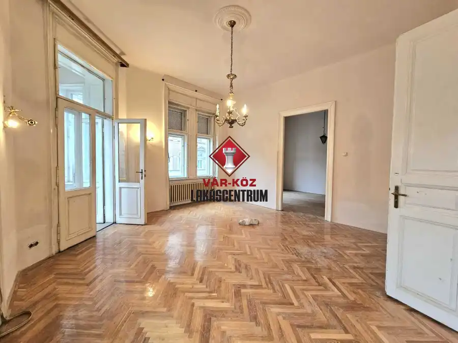 eladó újszerű téglalakás, Budapest, VI. kerület